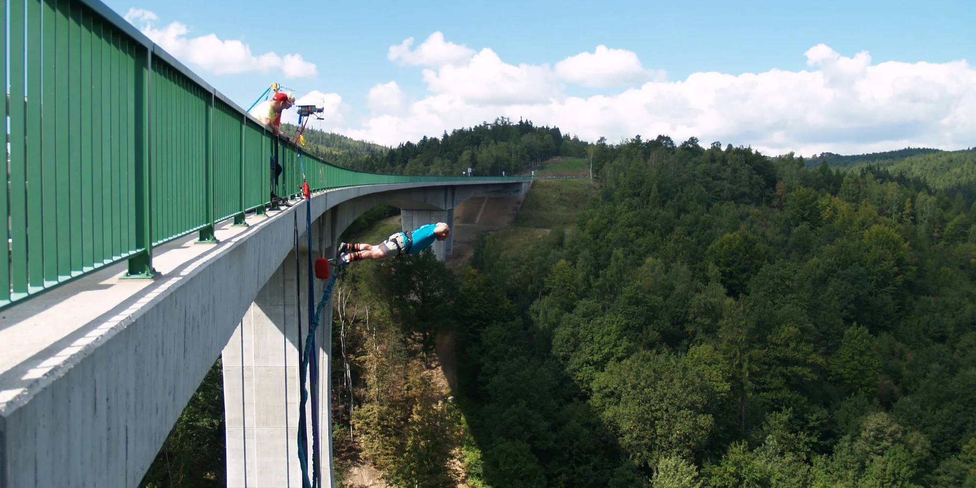 Vyrazte za adrenalínom: extrémny bungee jumping z najvyššieho mosta v Českej republike – Obrázok 2