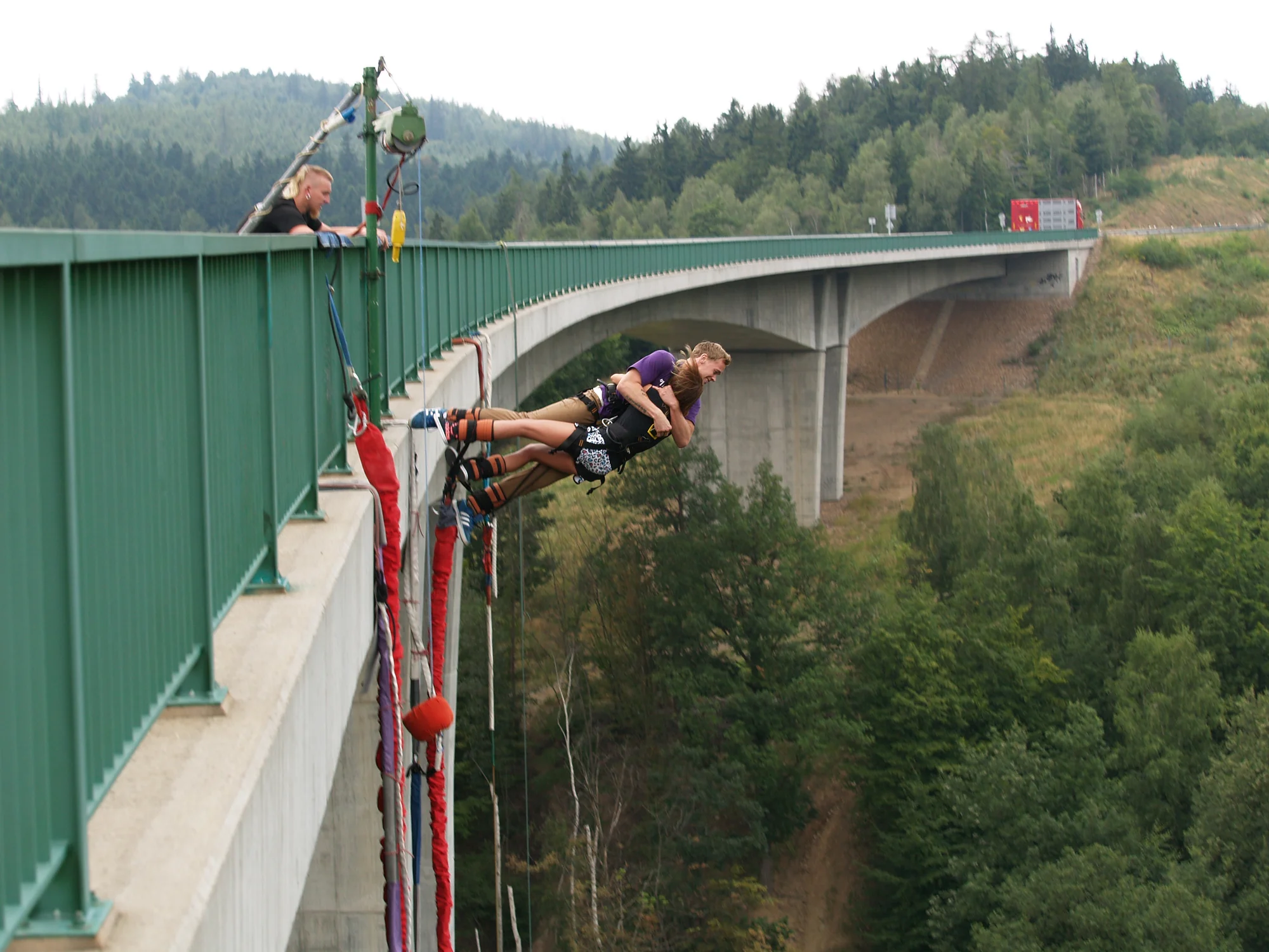 Vyrazte za adrenalínom: extrémny bungee jumping z najvyššieho mosta v Českej republike – Obrázok 6