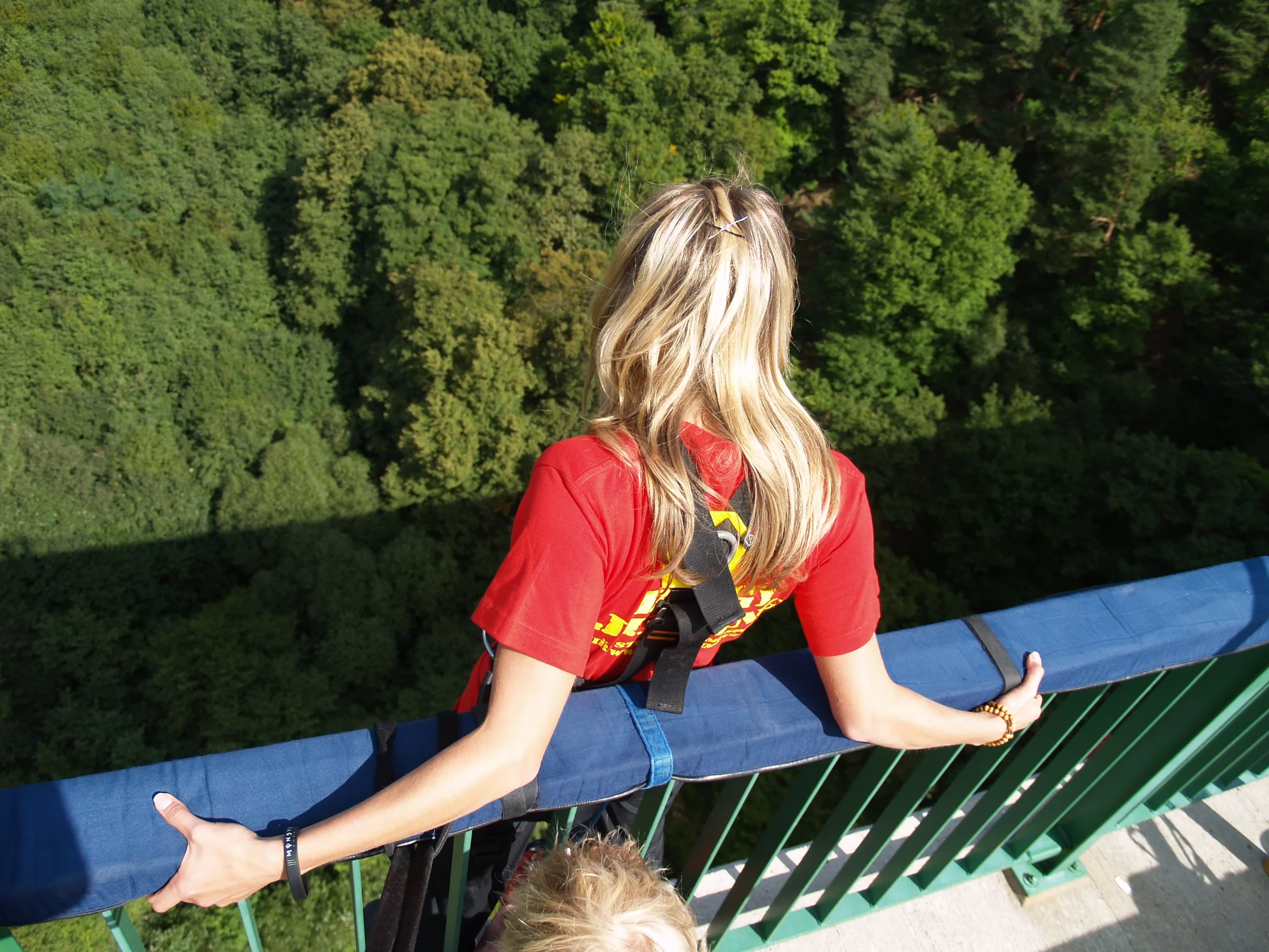 Vyrazte za adrenalínom: extrémny bungee jumping z najvyššieho mosta v Českej republike – Obrázok 4