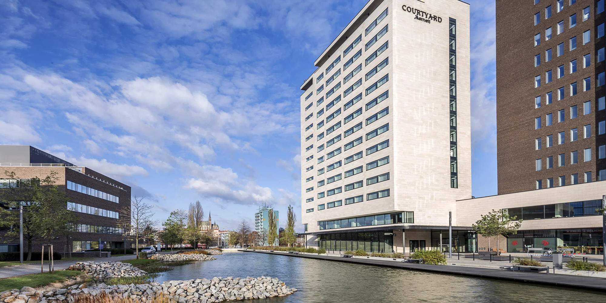 Moderný hotel siete Marriott v Brne: polpenzia, parkovanie a dieťa do 5,9 rokov zdarma