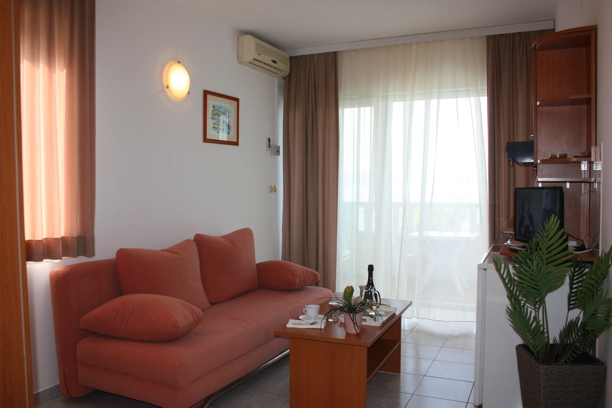 Dovolenka pri Omiši pre rodinu alebo pár: až 7 nocí v izbe alebo apartmáne s balkónom, 120 m od pláže – Obrázok 6