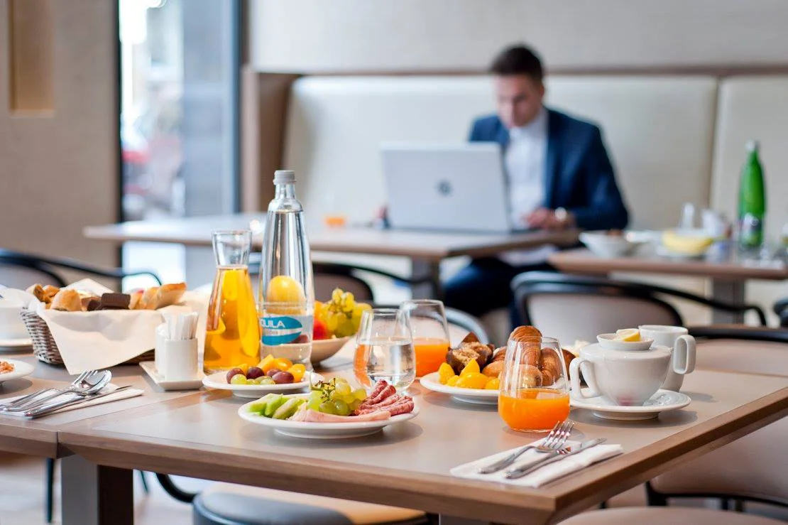 Moderný hotel na Rohanskom nábreží s bohatými raňajkami – Obrázok 5