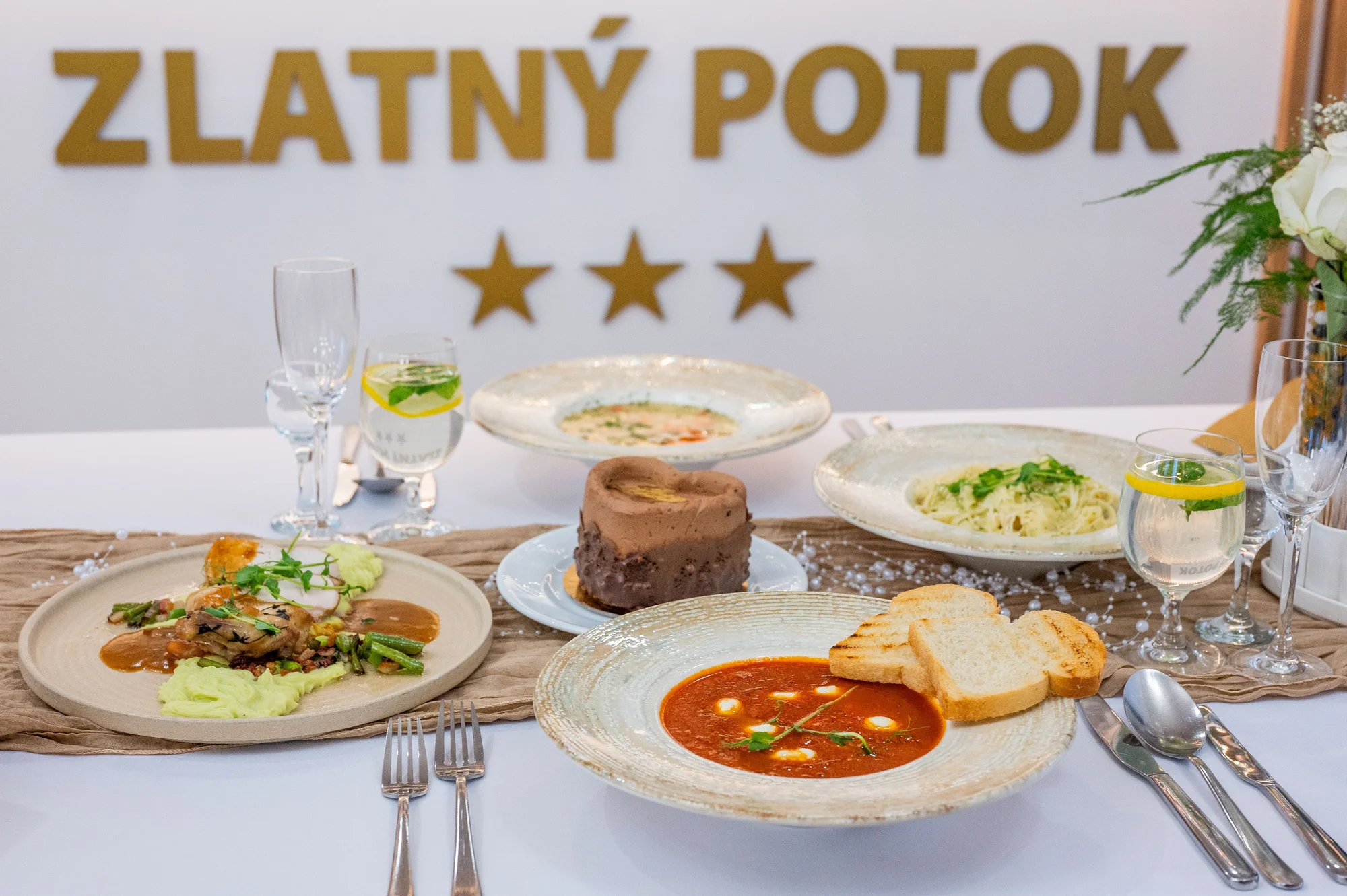 Vstup do wellness centra a otvorený voucher do reštaurácie pre 2 osoby – Obrázok 2