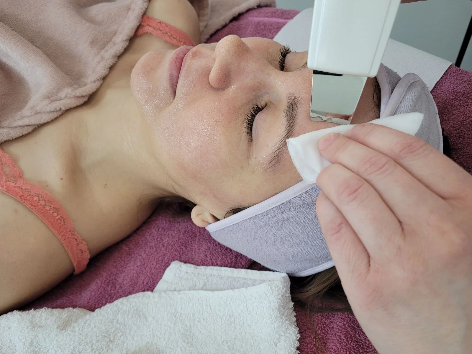 Kozmetické ošetrenie s hĺbkovým čistením pleti i masážou tváre, krku a dekoltu – Obrázok 6