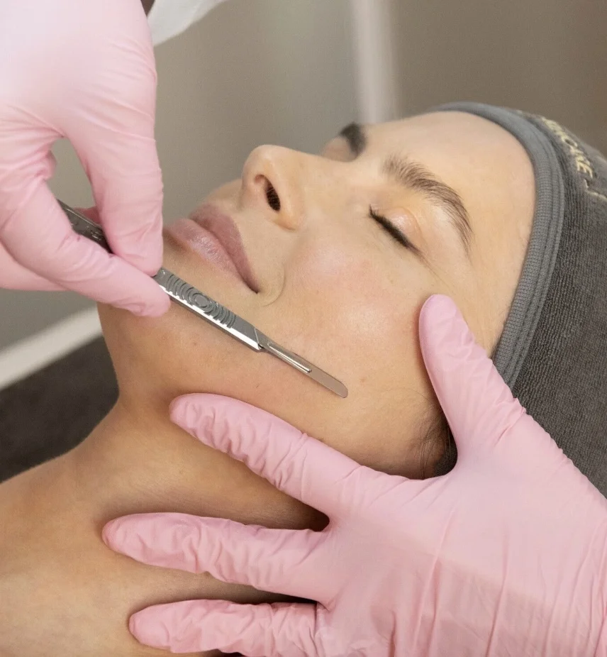 Zamatová pleť: čistenie, dermabrázia, rádiofrekvencia alebo hydratačná kúra – Obrázok 2
