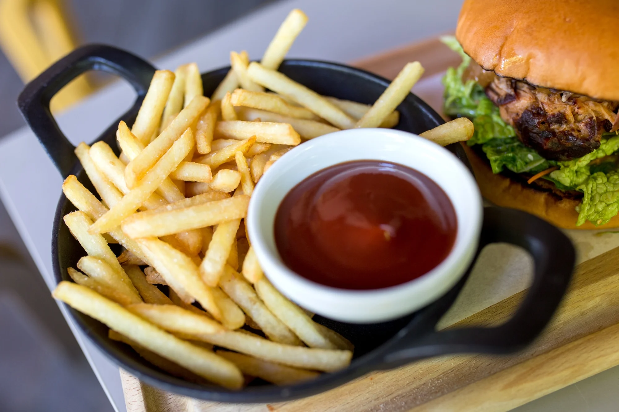 Burger menu: Asian pulled pork burger s hranolčekmi a dressingom – Obrázok 6