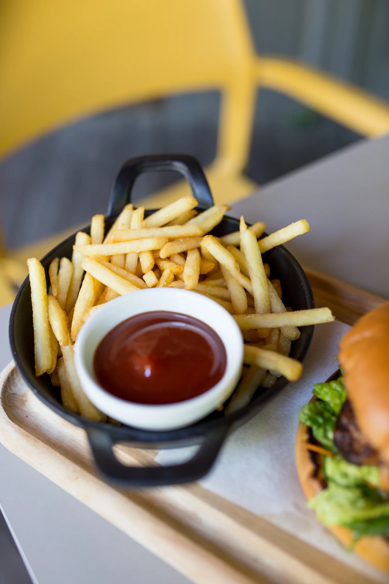 Burger menu: Asian pulled pork burger s hranolčekmi a dressingom – Obrázok 4