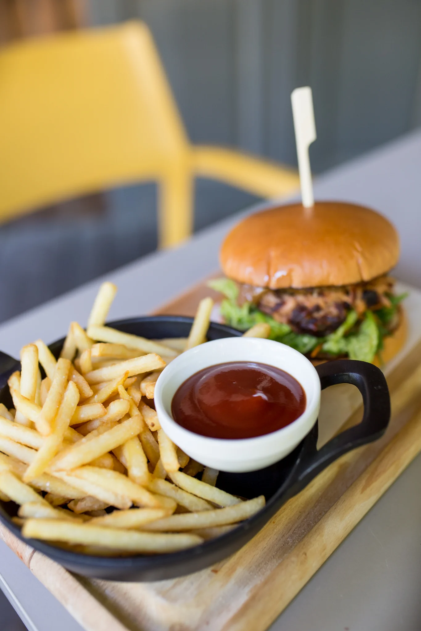 Burger menu: Asian pulled pork burger s hranolčekmi a dressingom – Obrázok 5