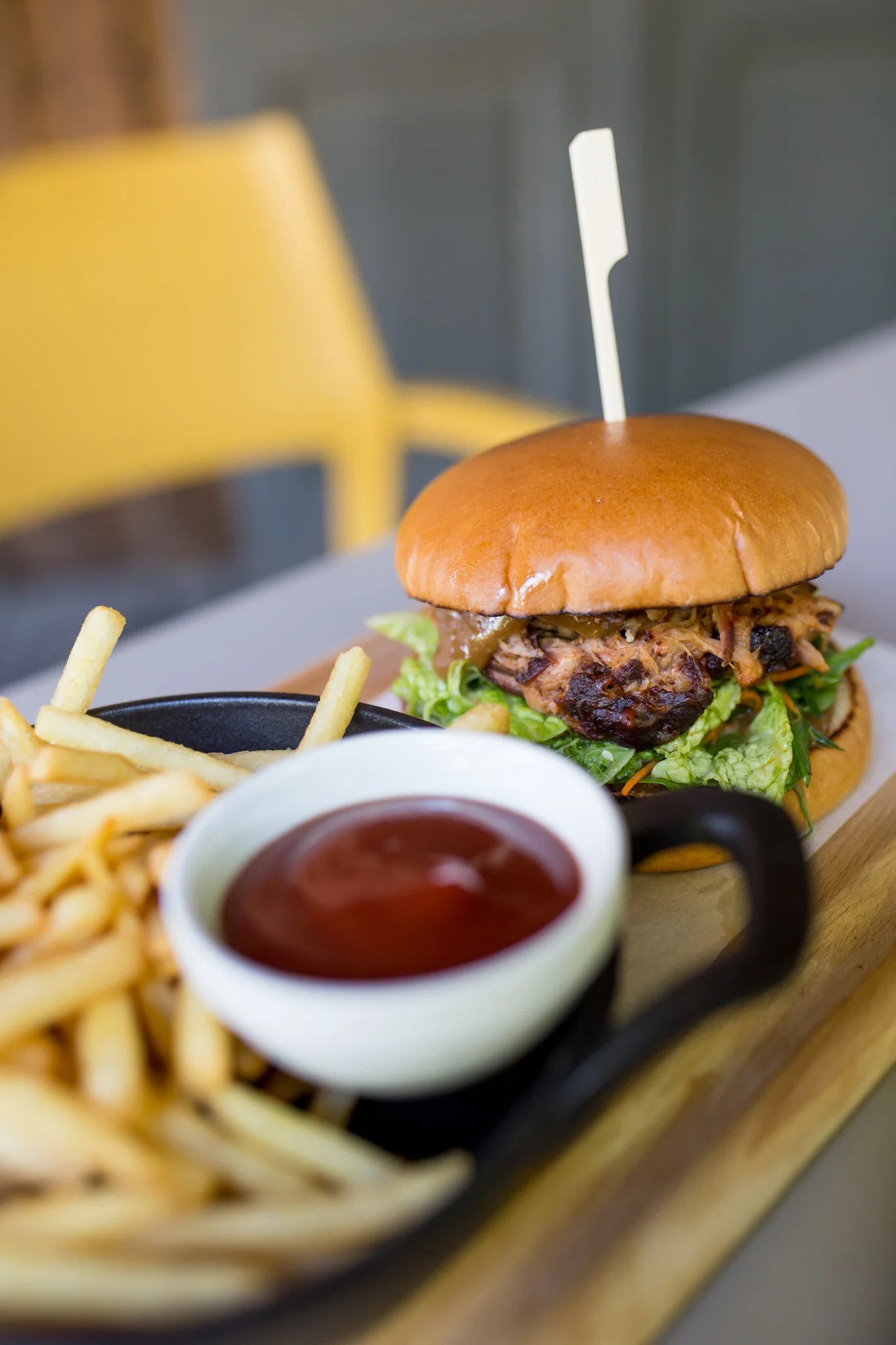 Burger menu: Asian pulled pork burger s hranolčekmi a dressingom – Obrázok 3