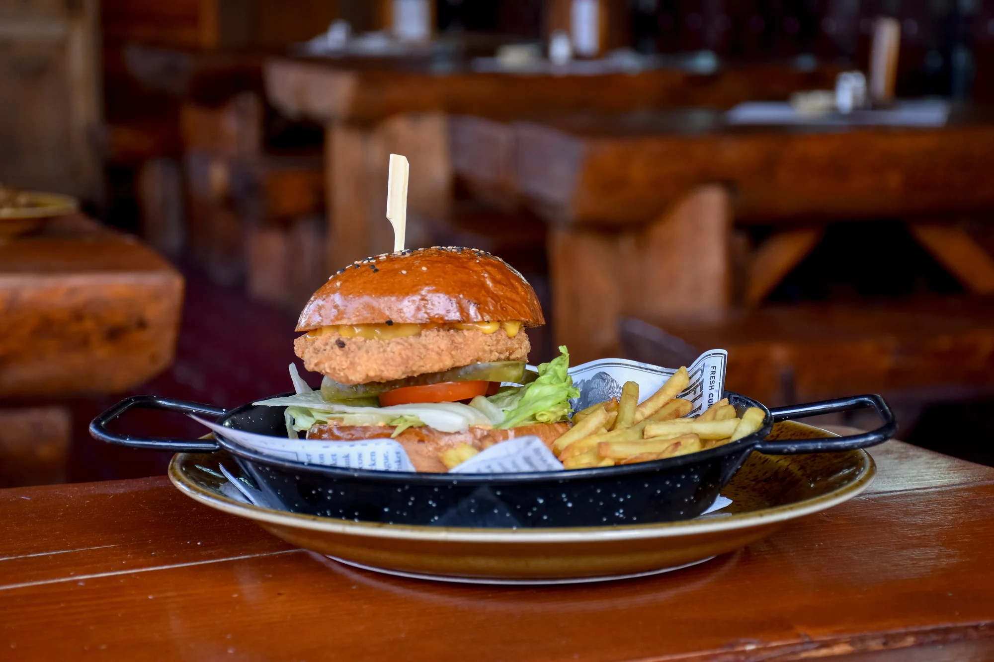 Pečená bravčová krkovička alebo burger s hovädzím či kuracím mäsom a hranolčekmi – Obrázok 4