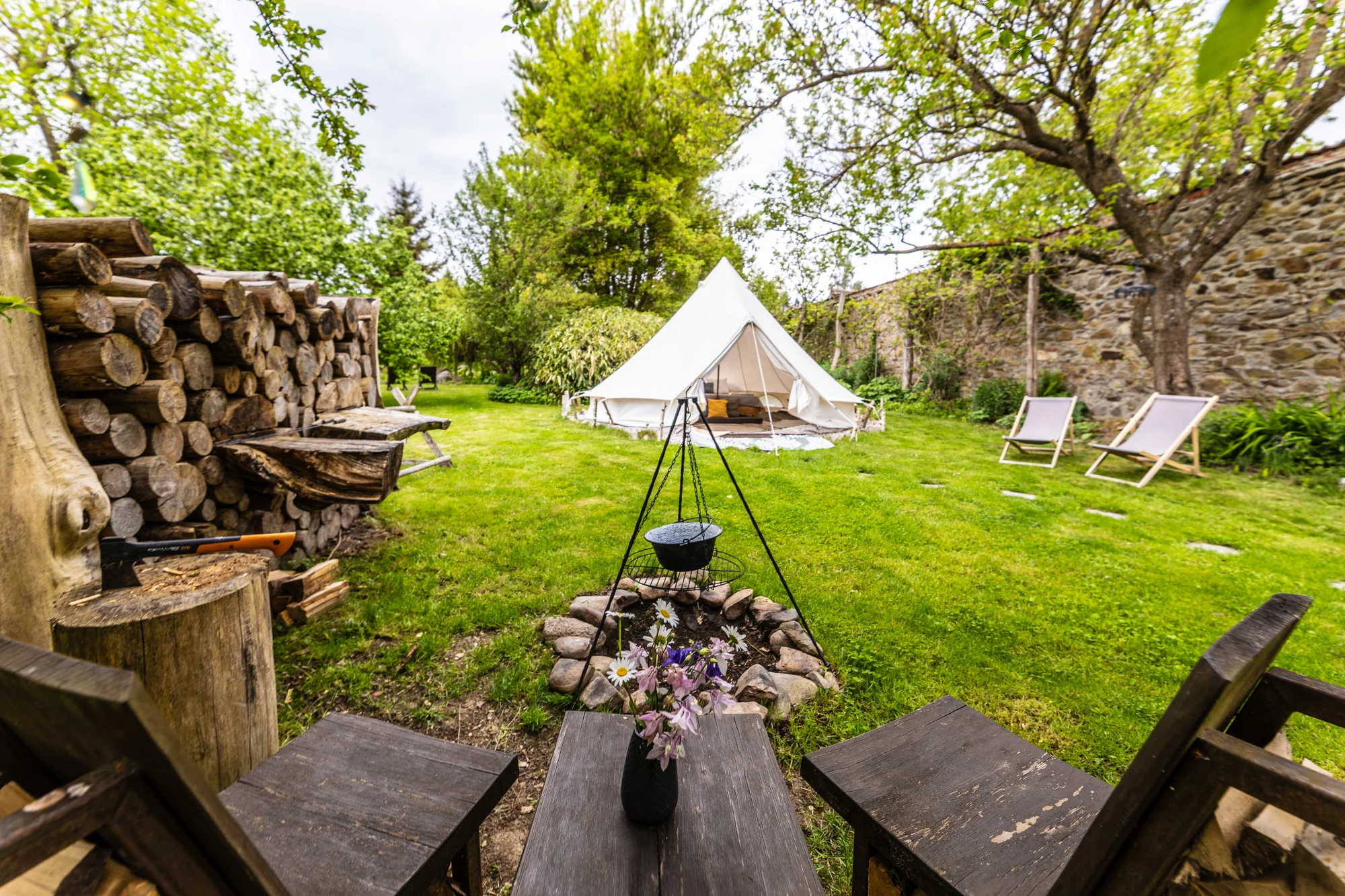 Glamping v západných Čechách: vybavený stan v záhrade vrátane vonkajšej kúpeľne – Obrázok 4