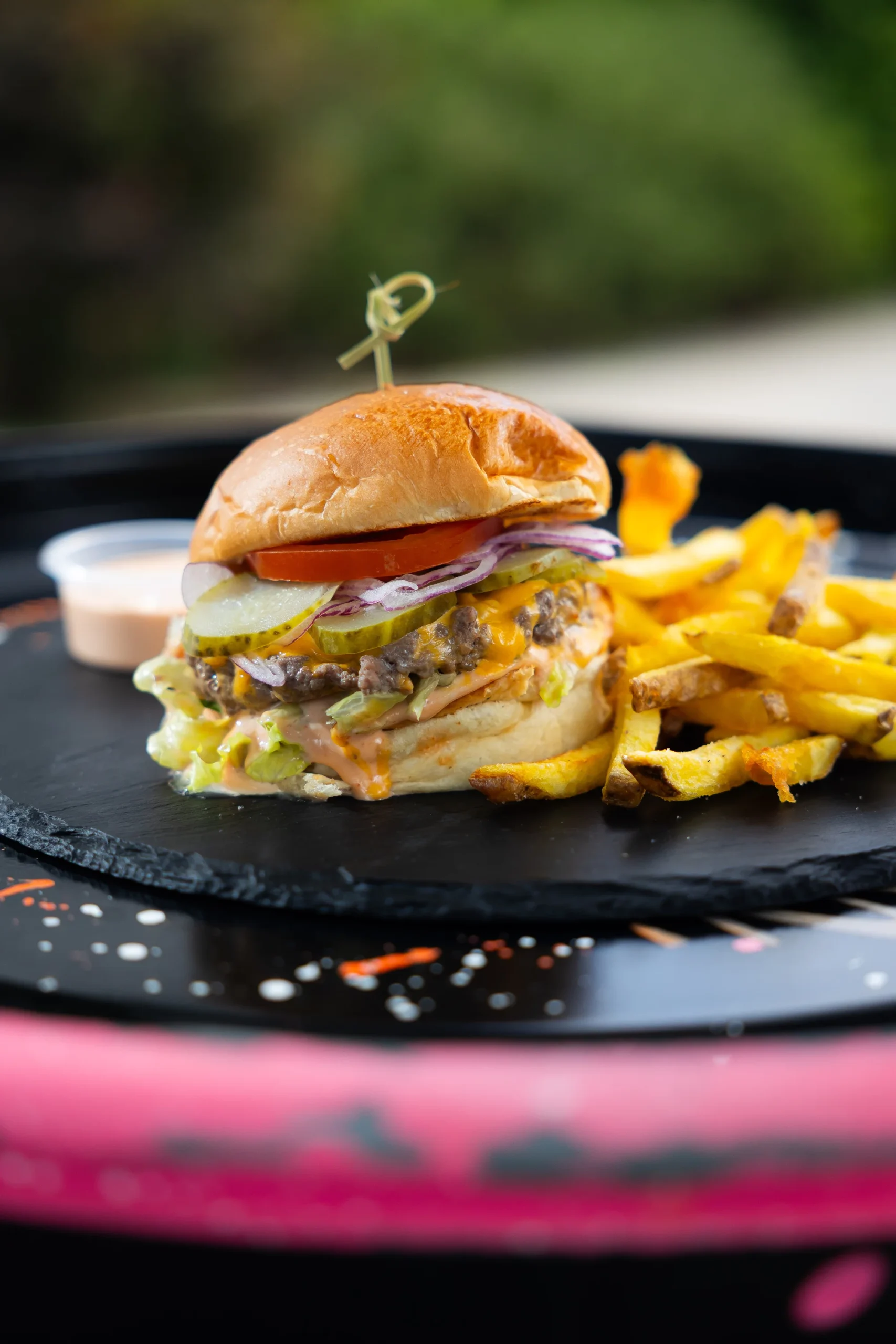 Poctivý street food: burgre s hranolčekmi a omáčkou podla vlastného výberu – Obrázok 6