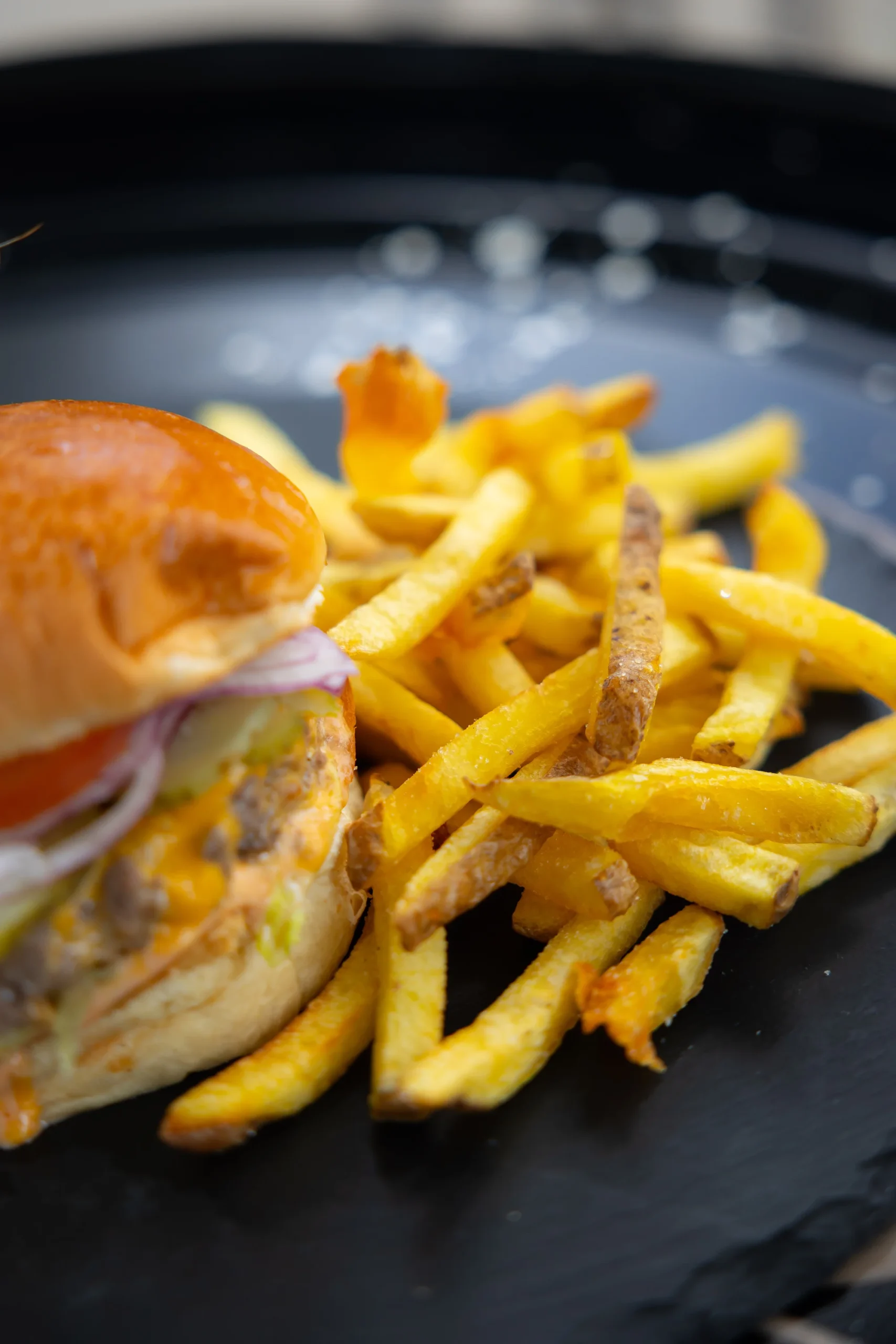 Poctivý street food: burgre s hranolčekmi a omáčkou podla vlastného výberu – Obrázok 4