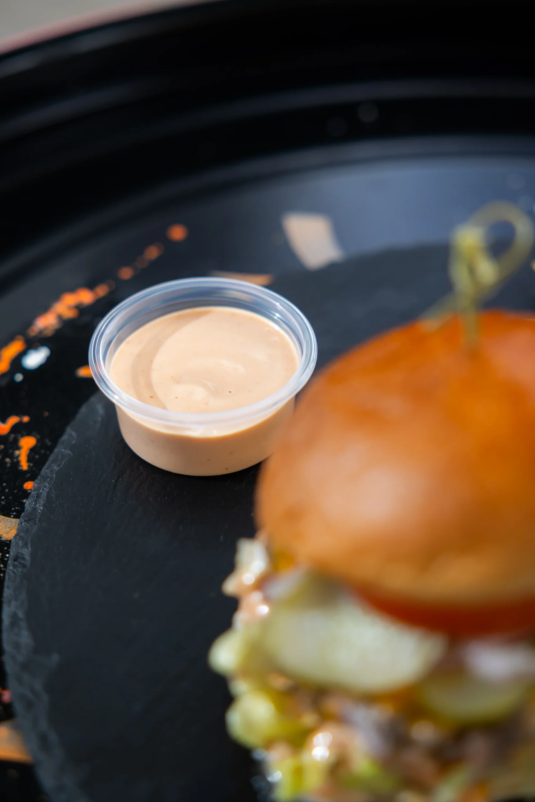 Poctivý street food: burgre s hranolčekmi a omáčkou podla vlastného výberu – Obrázok 5