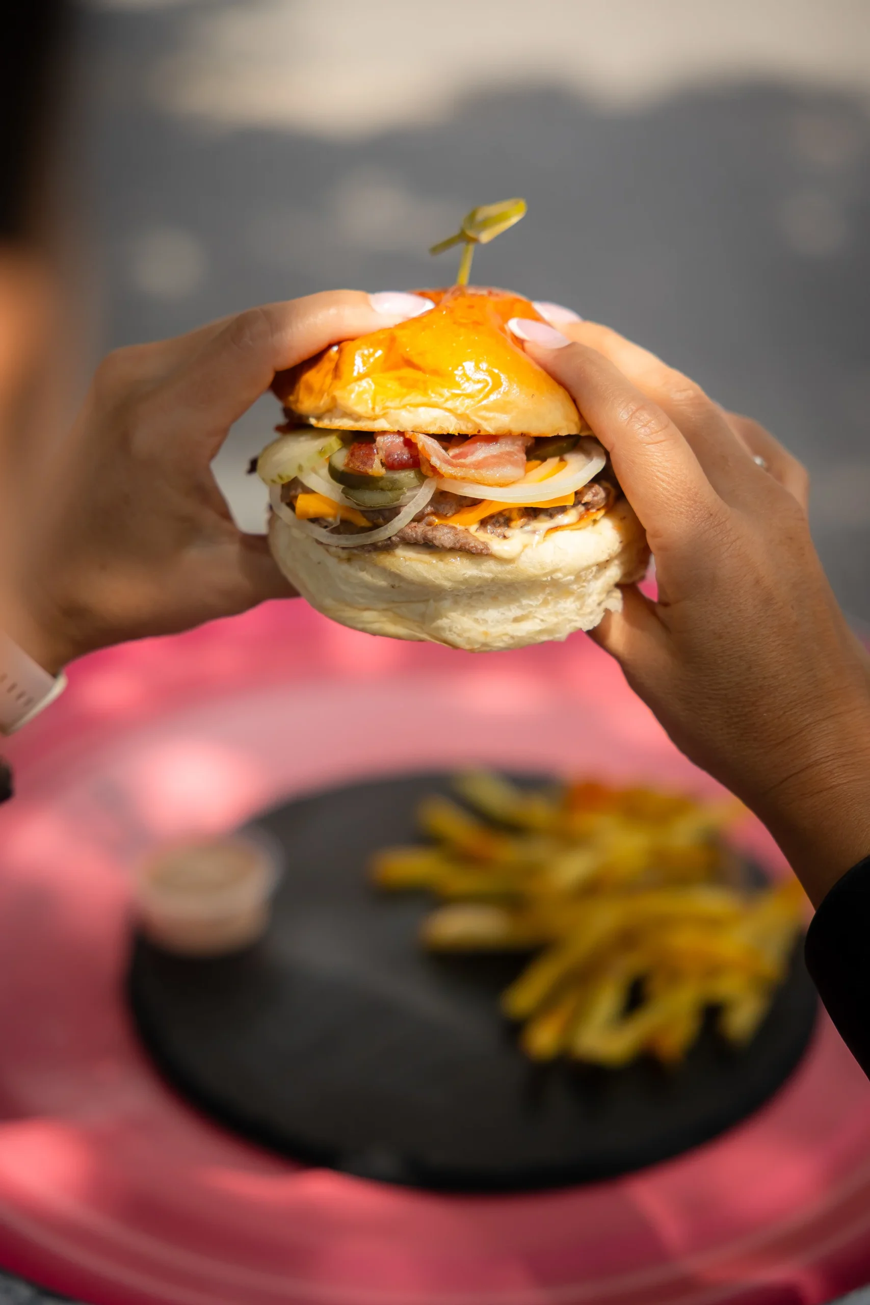 Poctivý street food: burgre s hranolčekmi a omáčkou podla vlastného výberu – Obrázok 3