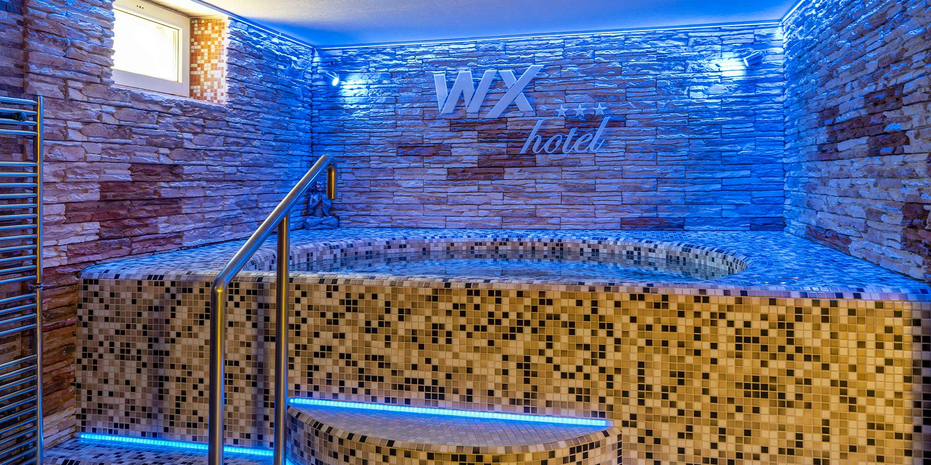 Vstup do wellness s bazénom, vírivkou, saunou a fitness centra vo WX hoteli