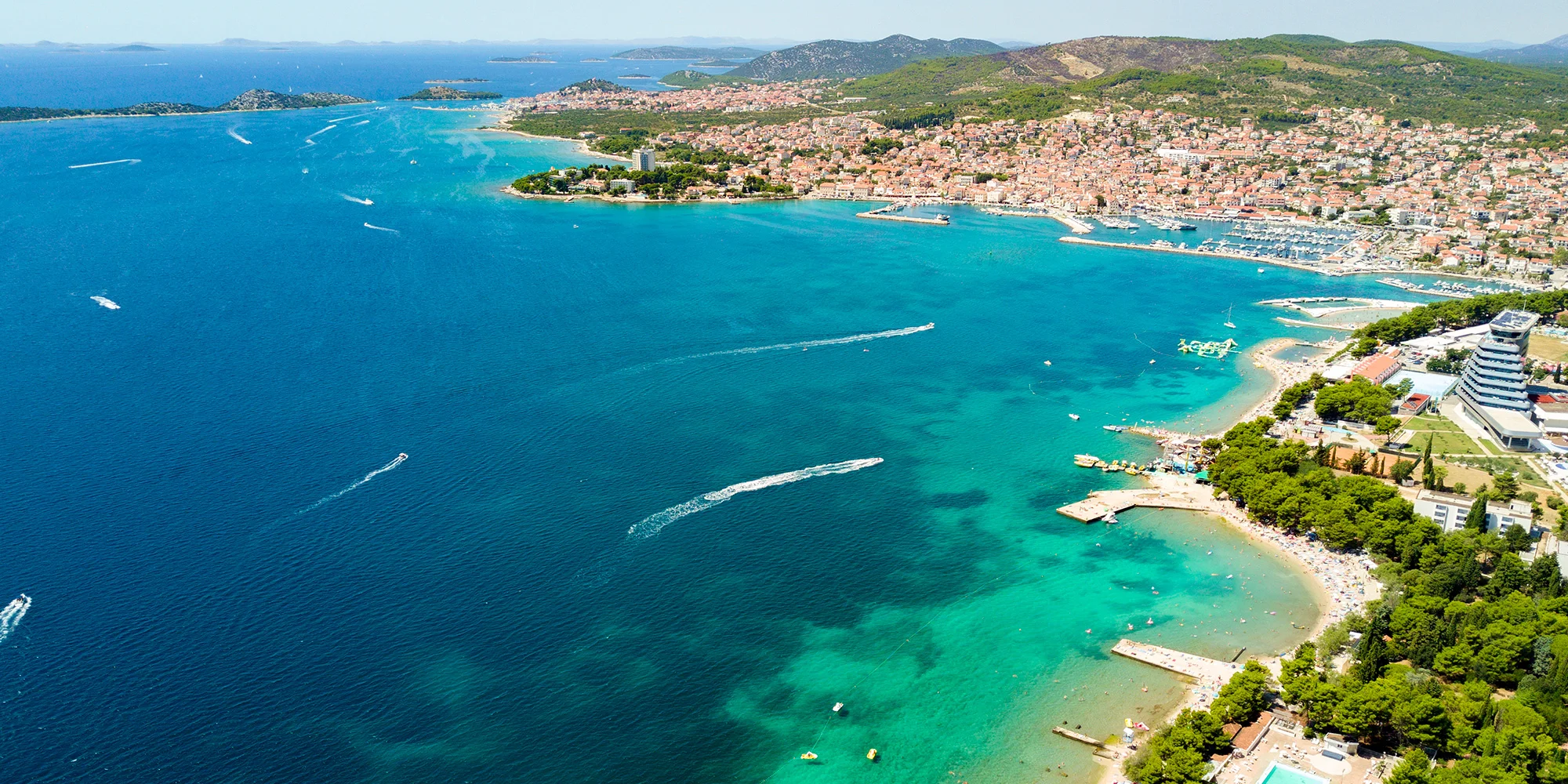 Vodice: dovolenkový pobyt v 4* hoteli pri pláži so stravou a vonkajším bazénom