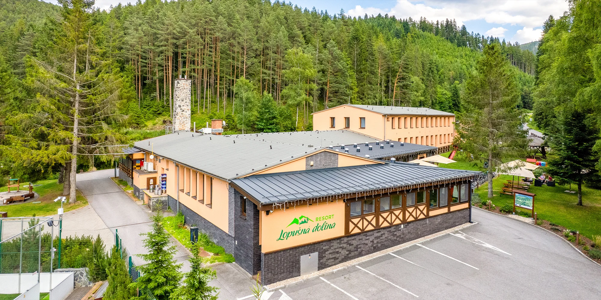 Lopušná Dolina po Tatrami: pobyt v izbách alebo chatke s wellness a možnosťou stravy