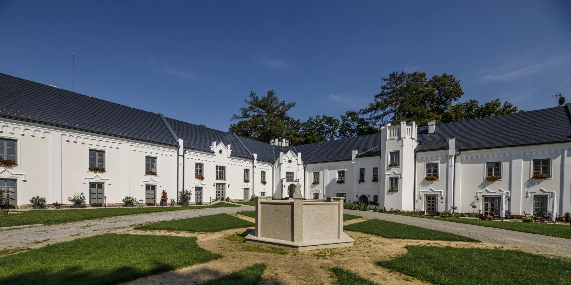 Romantický pobyt na zámku pri Havlíčkovom Brode: víno, raňajky aj degustačné menu – Obrázok 2