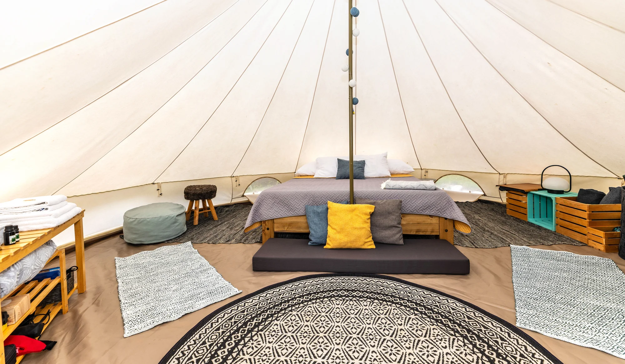 Glamping v západných Čechách: vybavený stan v záhrade vrátane vonkajšej kúpeľne – Obrázok 3