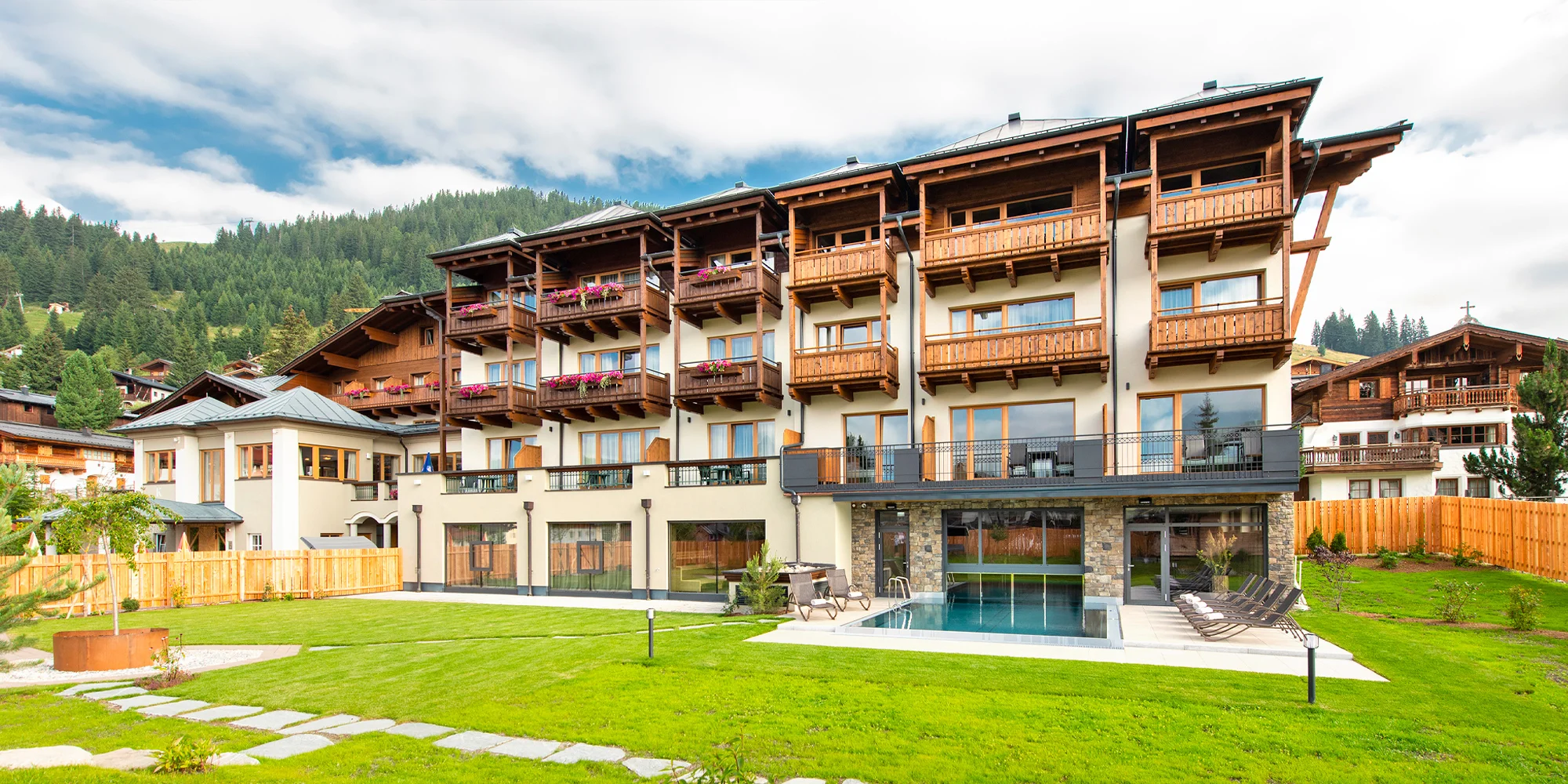 Leto v Tirolsku: 4* hotel Königsleiten Vital Alpin s polpenziou, neobmedzeným wellness a kartou zliav