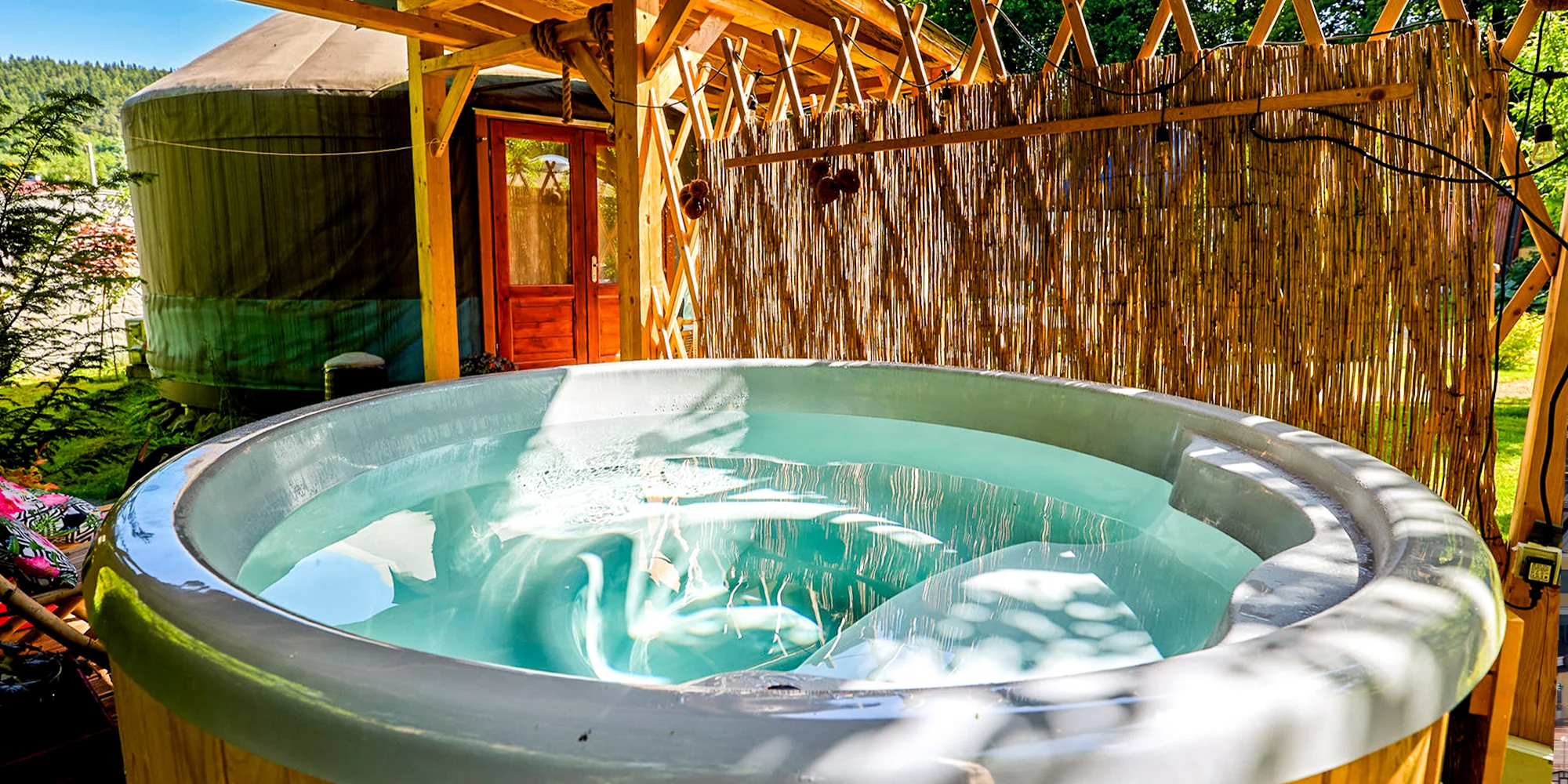 Havaj alebo africké safari v poľskom glampe: luxusné jurty pre 5 osôb s kuchyňou a privátnou vírivkou