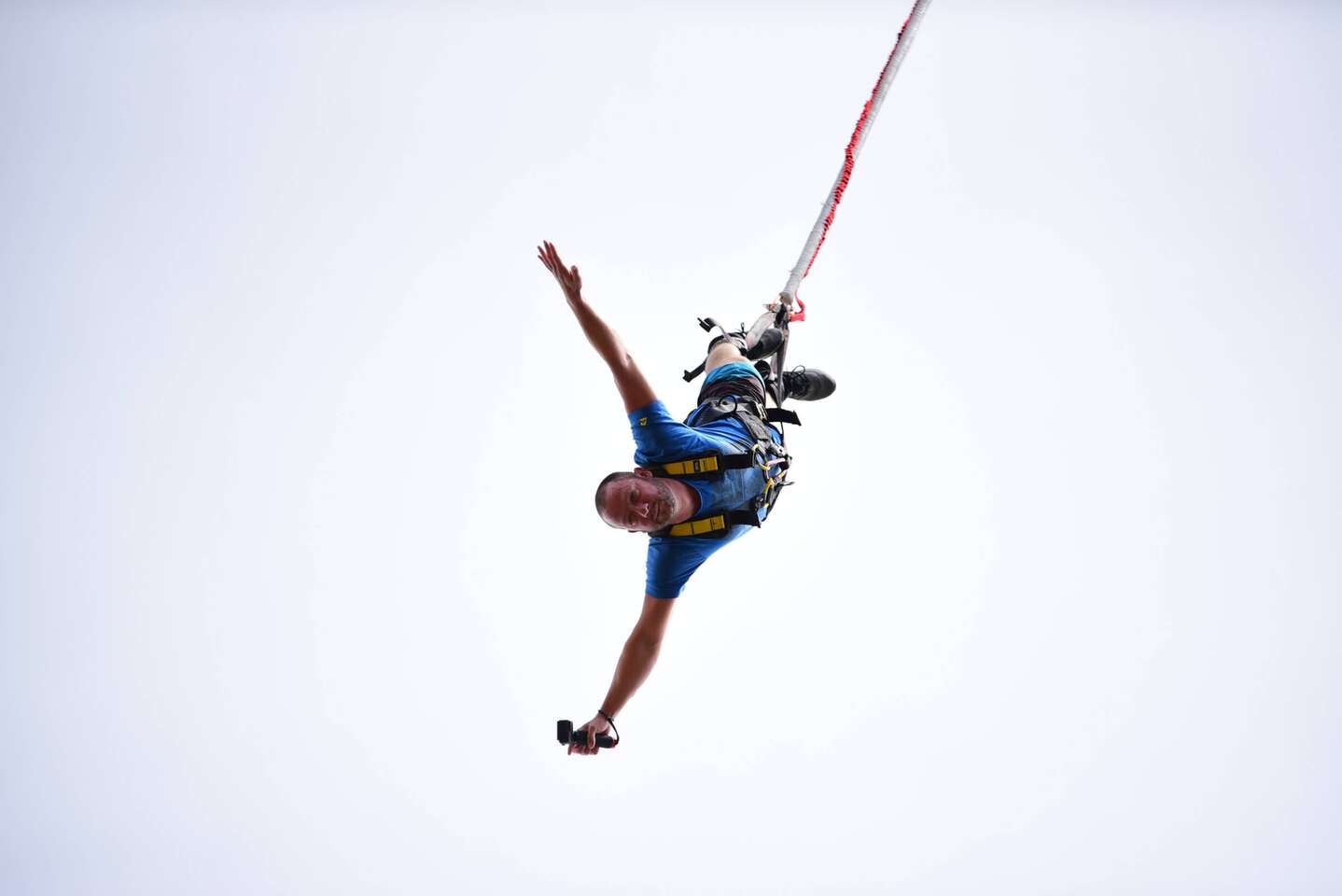 Extrémny bungee jumping z 90 metrovej výšky v poľskom Chorzówe