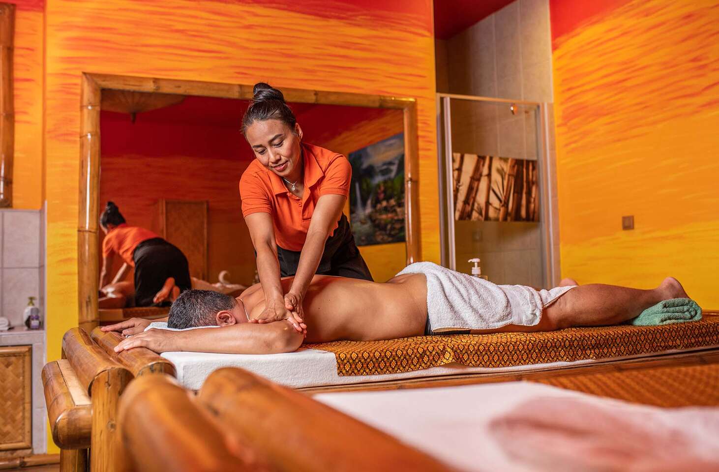 Romantické chvíle na párovej masáži – objatie kokosovým olejom a omamnou vôňou v Sky Ban Pai Thai