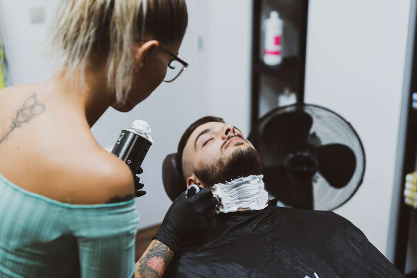 Barber strih s úpravou brady, farbenie vlasov so stylingom pre dámy alebo darčekové poukážky v kaderníctve Kristi Kliment