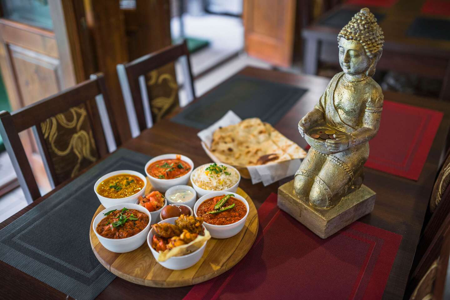 Veľký 1,5 kg indický tanier pre 2 osoby v autentickej reštaurácii Little India Košice