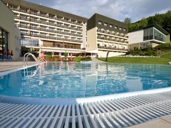 Romantický pobyt v 4*Sitno Forest Resort