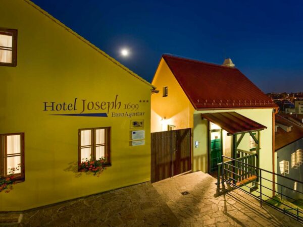 Třebíč 1 km od aquaparku v Hoteli Joseph 1699 **** s raňajkami a historickou prehliadkou + welcome drink