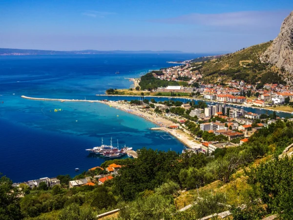 Dovolenka pri Omiši pre rodinu alebo pár: až 7 nocí v izbe alebo apartmáne s balkónom, 120 m od pláže