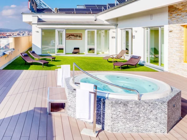 Jednotlivci, páry či s rodinou do Brna: hotel so strešným wellness, raňajky aj večere