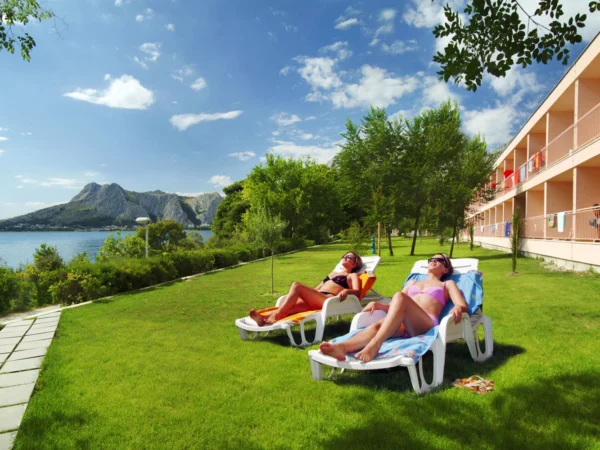 Na dovolenku do Chorvátska: hotel v Omiši blízko pláže, polpenzia
