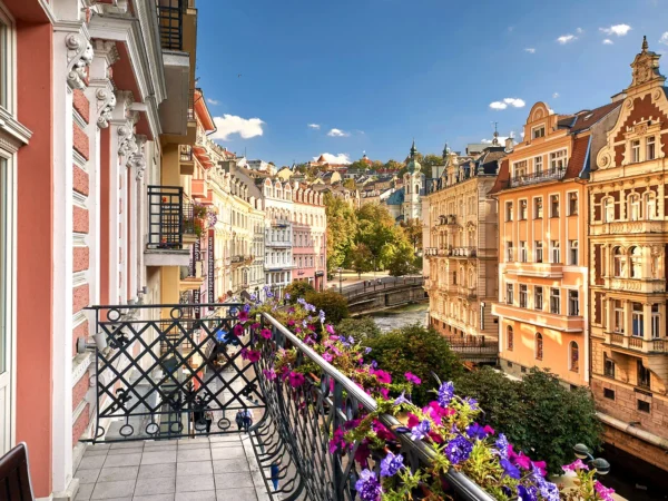 Pobyt v centre Karlových Varov s výhľadom na kolonádu: historický hotel s wellness aj masážou