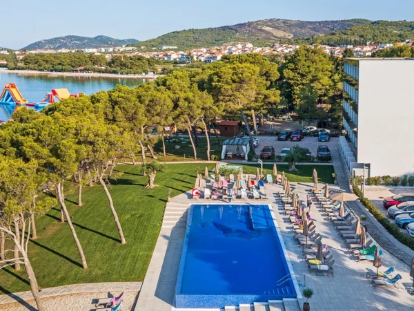 Užite si slnečné dni v Chorvátsku: 4* hotel pri mori, strava, infinity bazén aj výlety