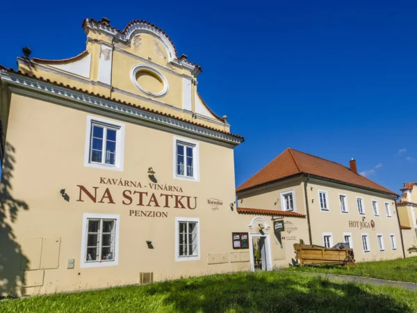 Pobyt na zrekonštruovanom statku v Dobříši: raňajky alebo polpenzia aj privátne wellness