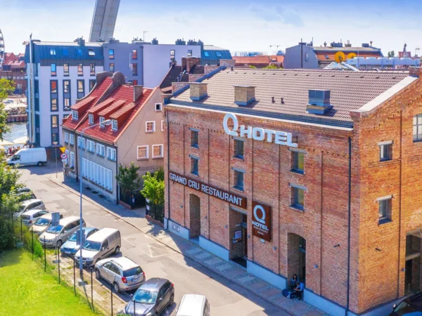 Moderný hotel v centre Gdanska: bohaté raňajky a neobmedzená sauna