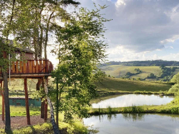 Relax v prírode: pobyt v domčeku na strome na Morave pre pár aj rodinu