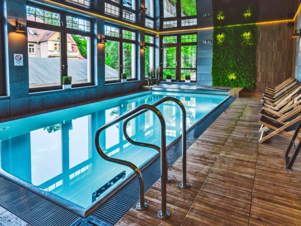 Kúpeľné mesto Duszniki Zdrój: moderný hotel s wellness a polpenziou