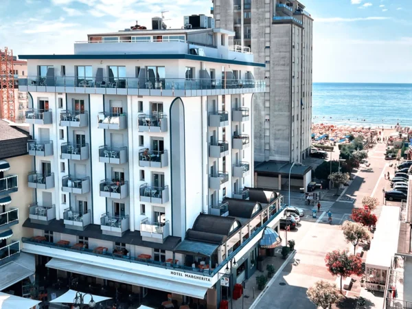 Talianske Jesolo: hotel priamo na pláži, izba s balkónom a raňajky alebo polpenzia