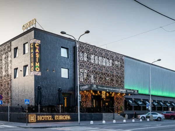 Nový exkluzívny 4* hotel s kasínom: industriálna reštaurácia aj hracie žetóny