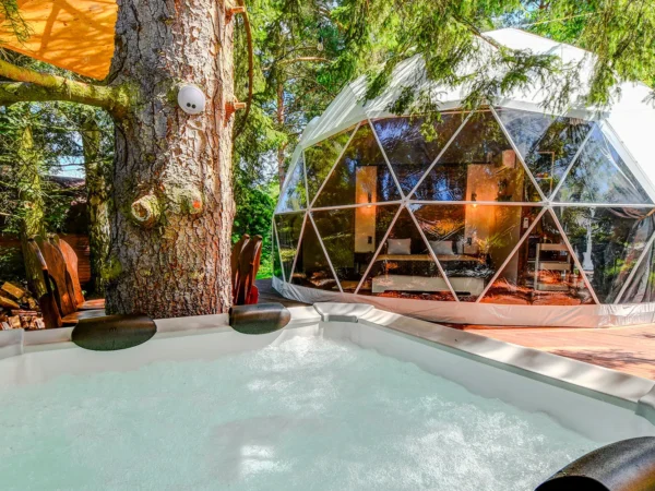 Glamping v stredných Čechách pri vodnej nádrži Slapy: raňajky aj privátna vírivka a vonkajšia sauna