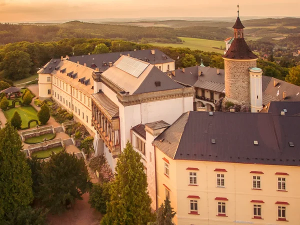 Rozprávková romantika v Chateau Zbiroh: večera v krčme, wellness a prehliadka zámku