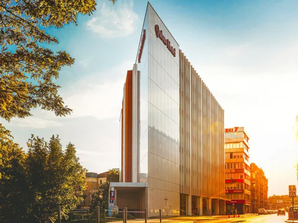 Novo postavený moderný hotel v samotnom centre Katovíc s jedlom a saunou