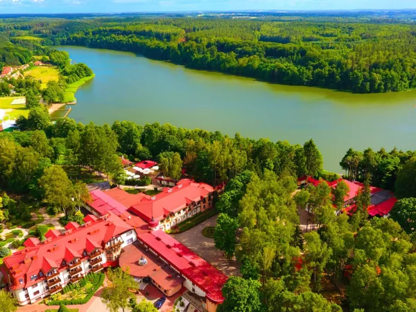 Pobyt pri Mazurských jazerách: 4* hotel s raňajkami, wellness a zábava pre malých aj veľkých
