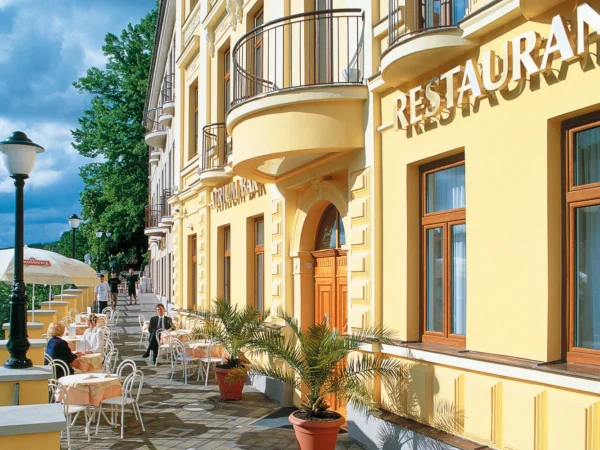4* pobyt v centre Karlových Varov: ubytovanie s raňajkami alebo polpenziou, wellness aj masážou