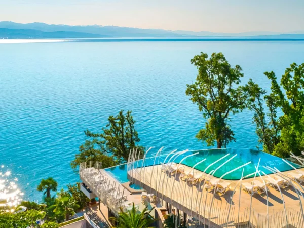 Luxusná dovolenka v Chorvátsku: 4* hotel na promenáde Opatija, polpenzia, infinity bazén