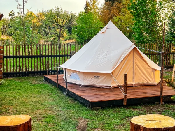 Glamping na Příbramsku, blízko CHKO Brdy: stan v pokojnej záhrade pri rybníku